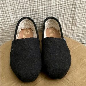 Women’s Toms slip on, shearling lined. Size 6.5.